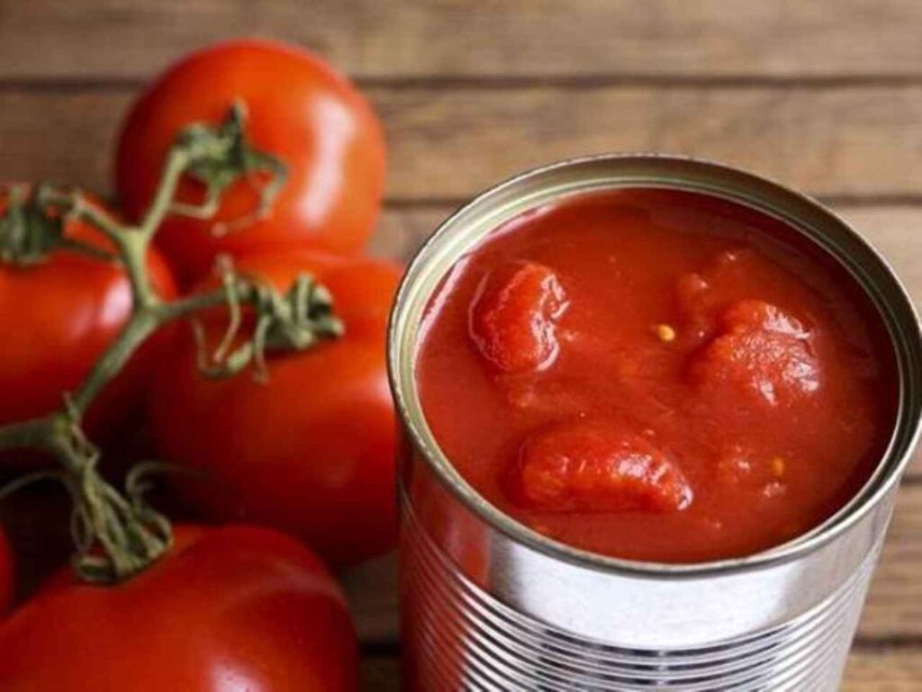 Mangiare pomodoro in lattina